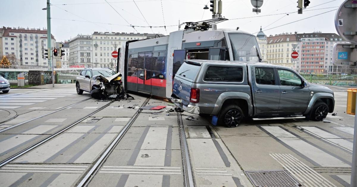 Unfall-mit-Stra-enbahn-Zwei-Leichtverletzte-im-Fr-hverkehr