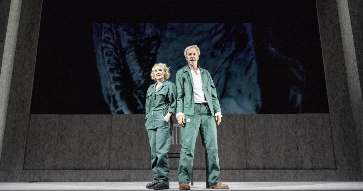 Eine-Hommage-an-Brecht-Fremder-als-der-Mond-im-Landestheater-N-2026