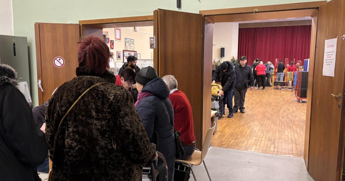 135-Kunden-am-Tag-Andrang-f-r-Lebensmittelpakete-wird-gr-er