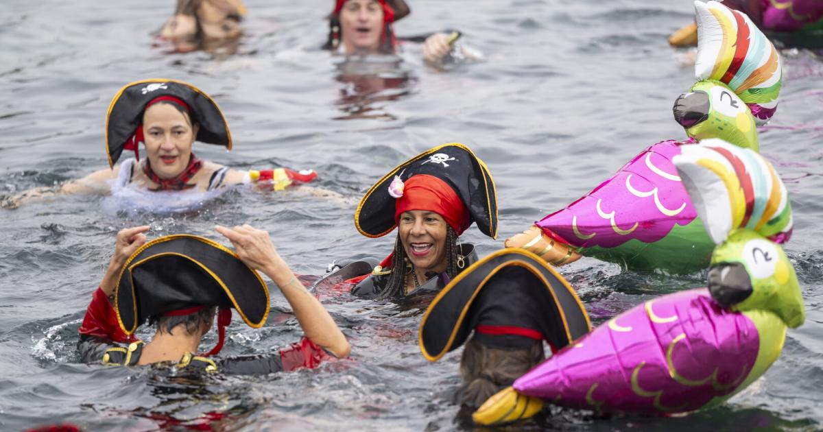 4-200-Menschen-bei-traditionellem-Weihnachtsschwimmen