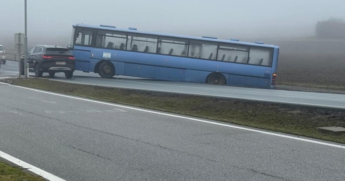 reisebus-landet-im-graben-feuerwehr-im-gro-einsatz