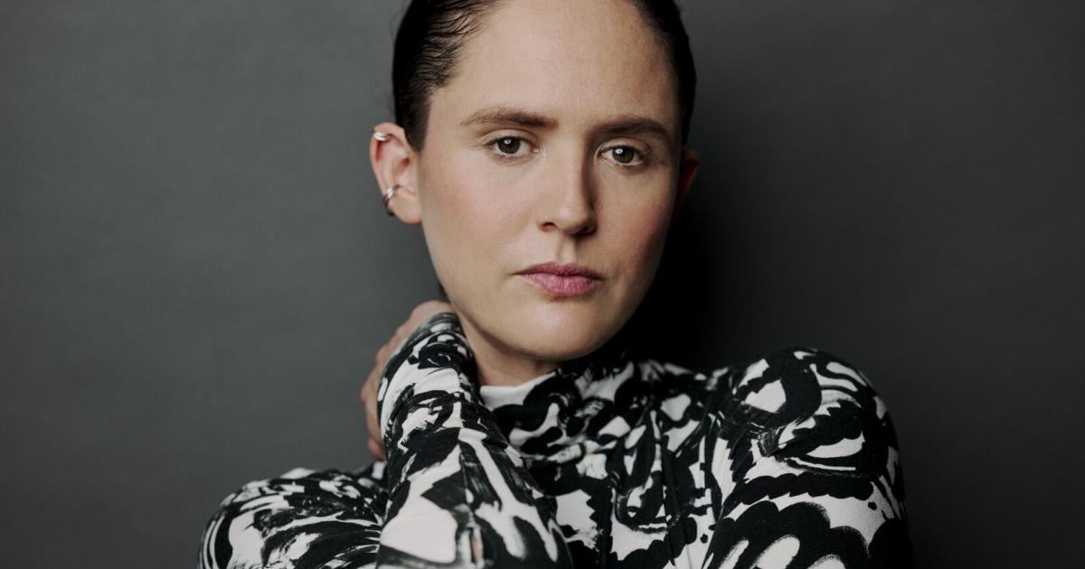 Welche-B-cher-bei-Emily-Cox-im-Regal-stehen