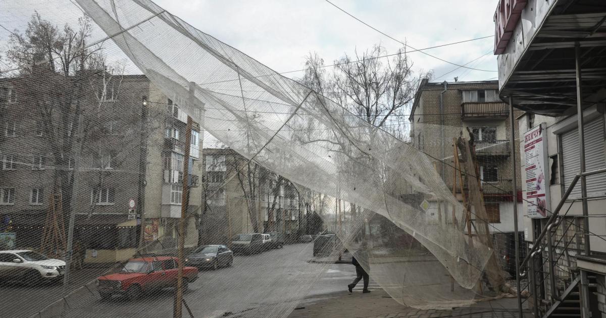 Russische-Bomben-auf-Charkiw-Menschen-in-brennenden-Autos-eingeschlossen