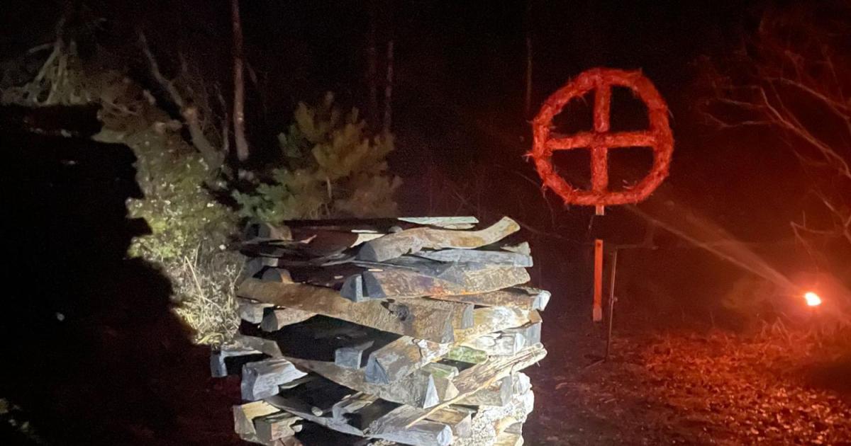 Sonnwendfeier-der-Identit-ren-l-st-Feuerwehreinsatz-auf-Hoher-Wand-aus