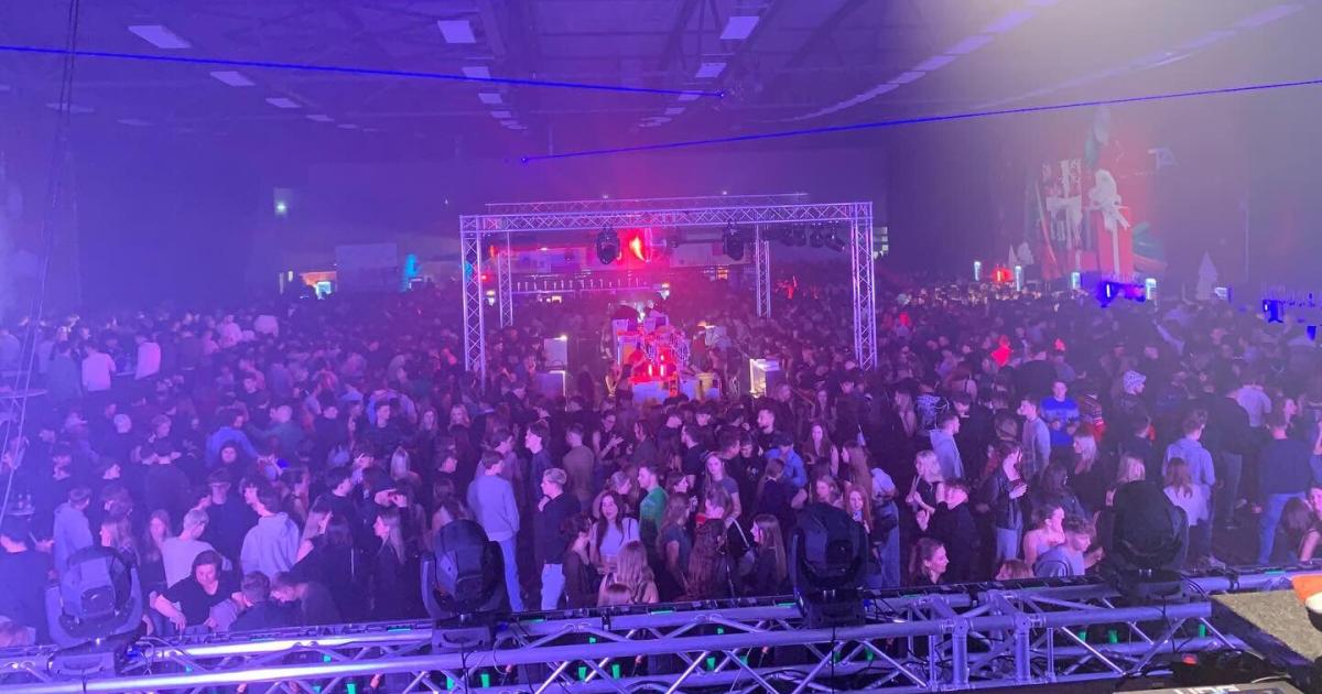 Flasche-flog-aus-VIP-Bereich-M-dchen-bei-Disco-schwer-verletzt