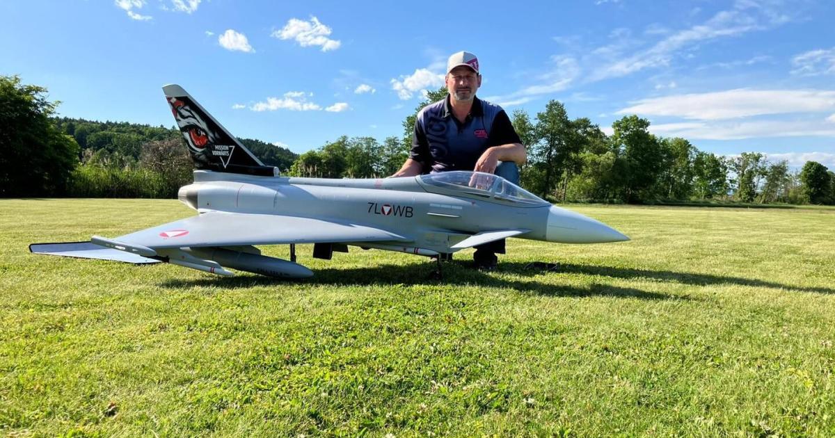 Installateur-als-Eurofighter-Pilot-Mit-350-km-h-durch-die-Luft