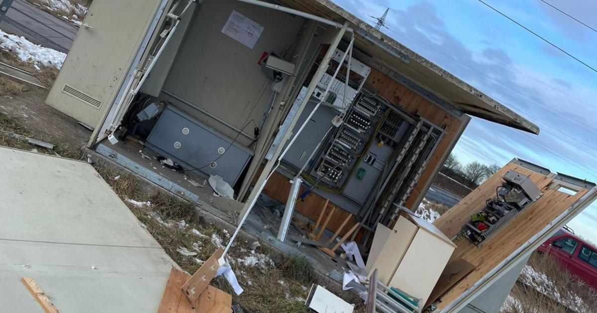 Bahn-H-uschen-gesprengt-Stra-ensperre-zwischen-Platt-und-Guntersdorf