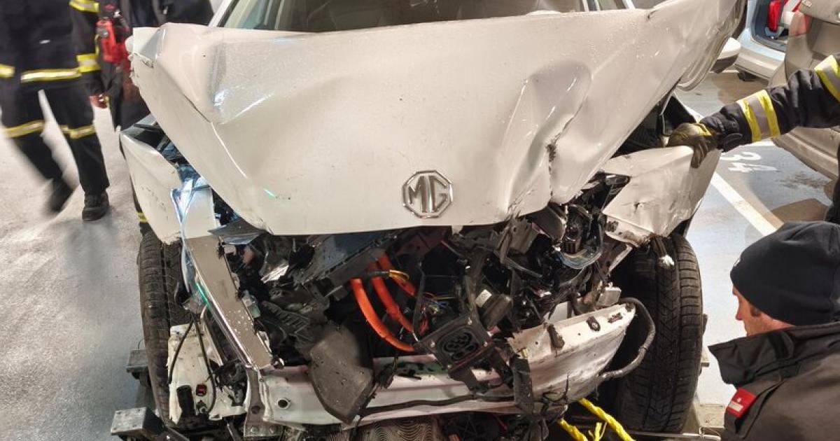 Pkw-bei-sonderbarem-Crash-in-St-P-ltner-Parkgarage-schwer-ramponiert