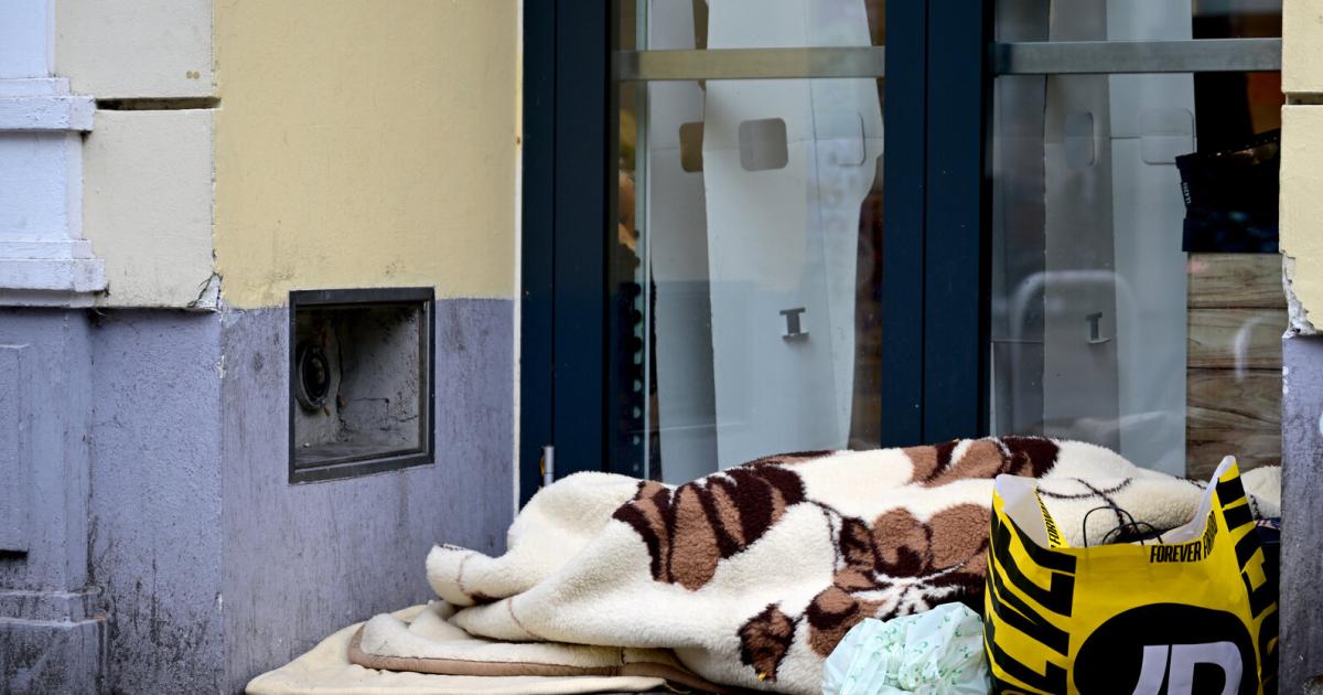 Obdachlose-k-mpfen-mit-winterlicher-K-lte