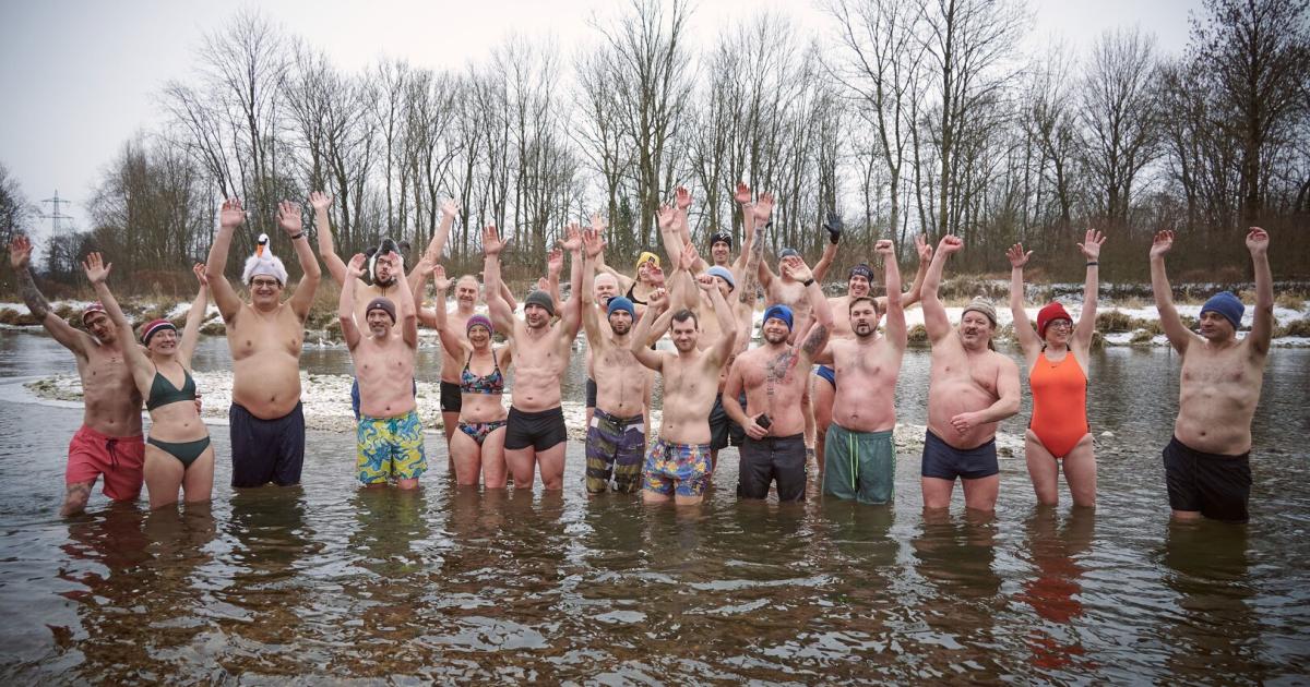 22-Wagemutige-schwammen-in-der-eisigen-Ybbs-gegen-Kraftwerk-an