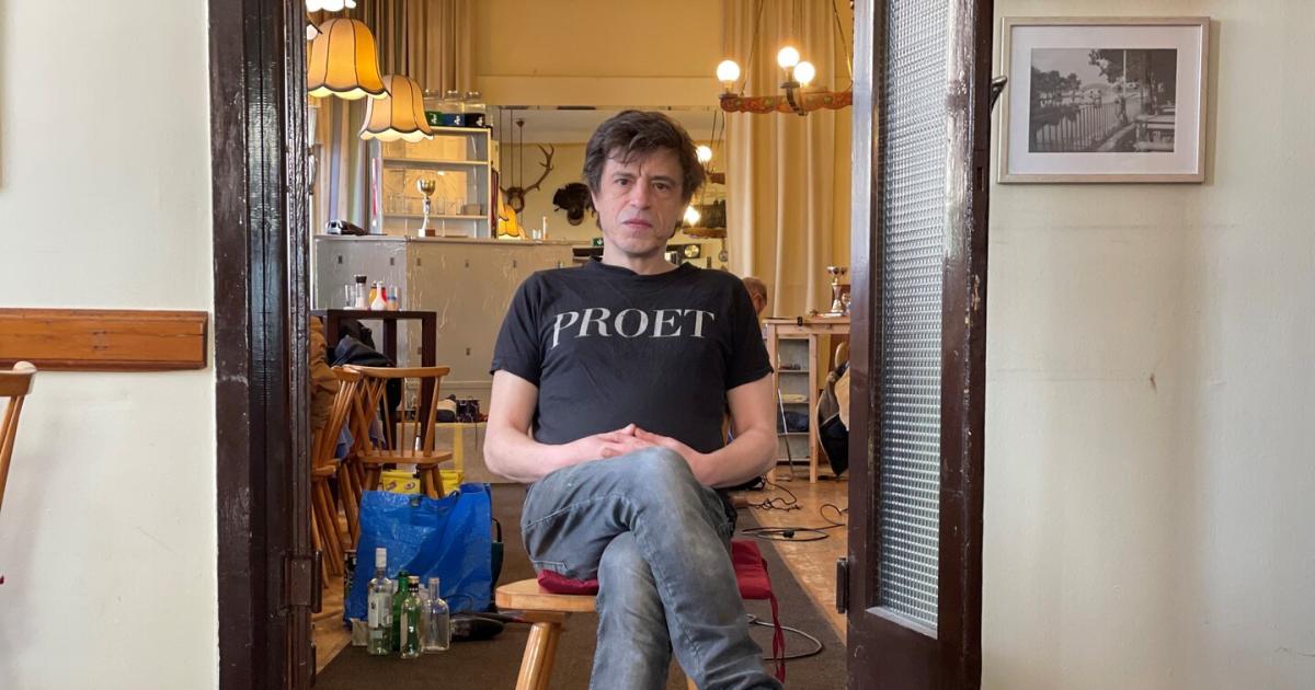 Theater-links-der-Donau-ber-Menschen-rechts-au-en