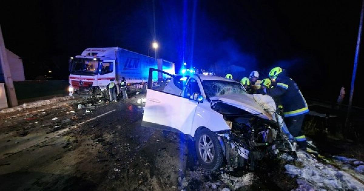 Schwerer-Unfall-in-N-Frontalkollision-fordert-ein-Menschenleben