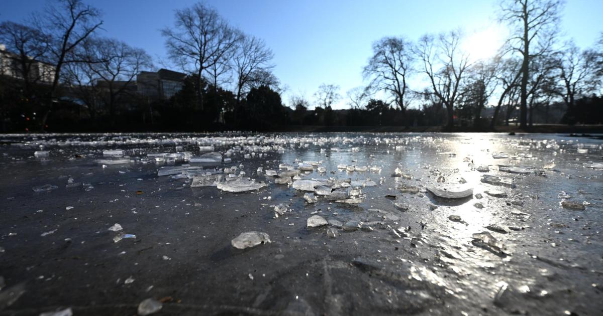 Eis-brach-durch-Zwei-Frauen-mit-Hubschrauber-aus-Irrsee-gerettet