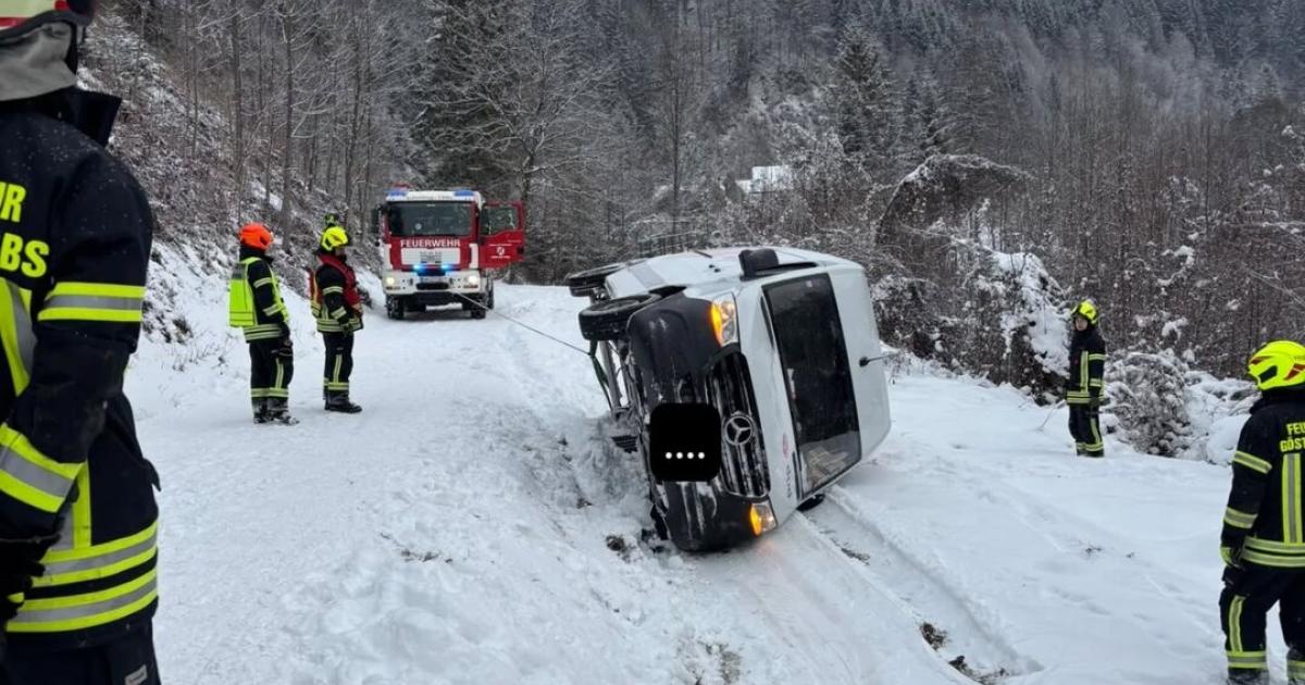 Unfall-eines-Transporters-in-winterlicher-Steinbachmauer-endete-glimpflich