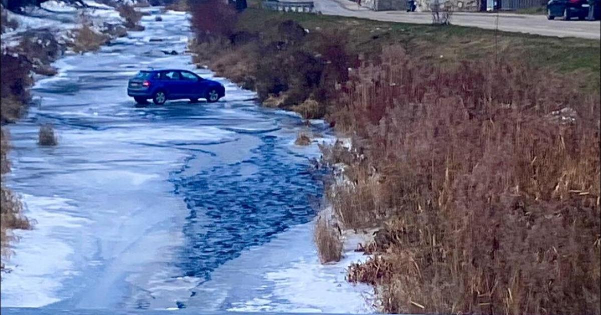 Gl-ck-im-Ungl-ck-Pkw-landete-auf-zugefrorener-Krems