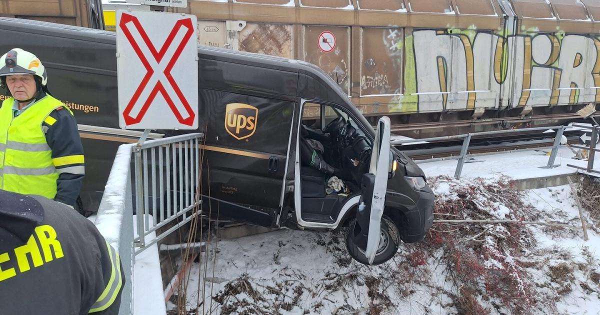 G-terzug-kollidierte-mit-Paketzusteller-Schwerer-Crash-im-Piestingtal