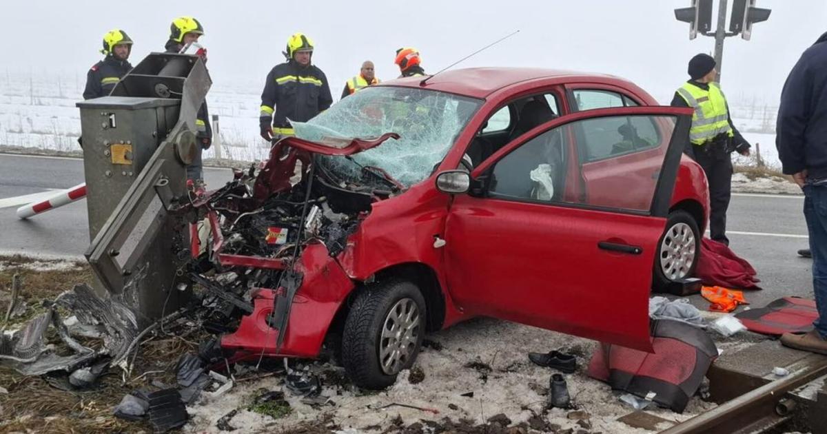 Crash-auf-gesicherter-Bahnkreuzung-in-N-Pkw-Lenker-verletzt