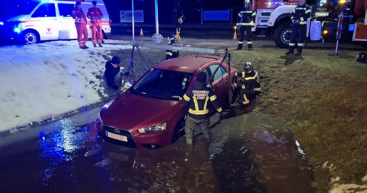 Falsch-abgebogen-in-N-Lenker-wurde-geblendet-und-landete-in-R-ckhaltebecken