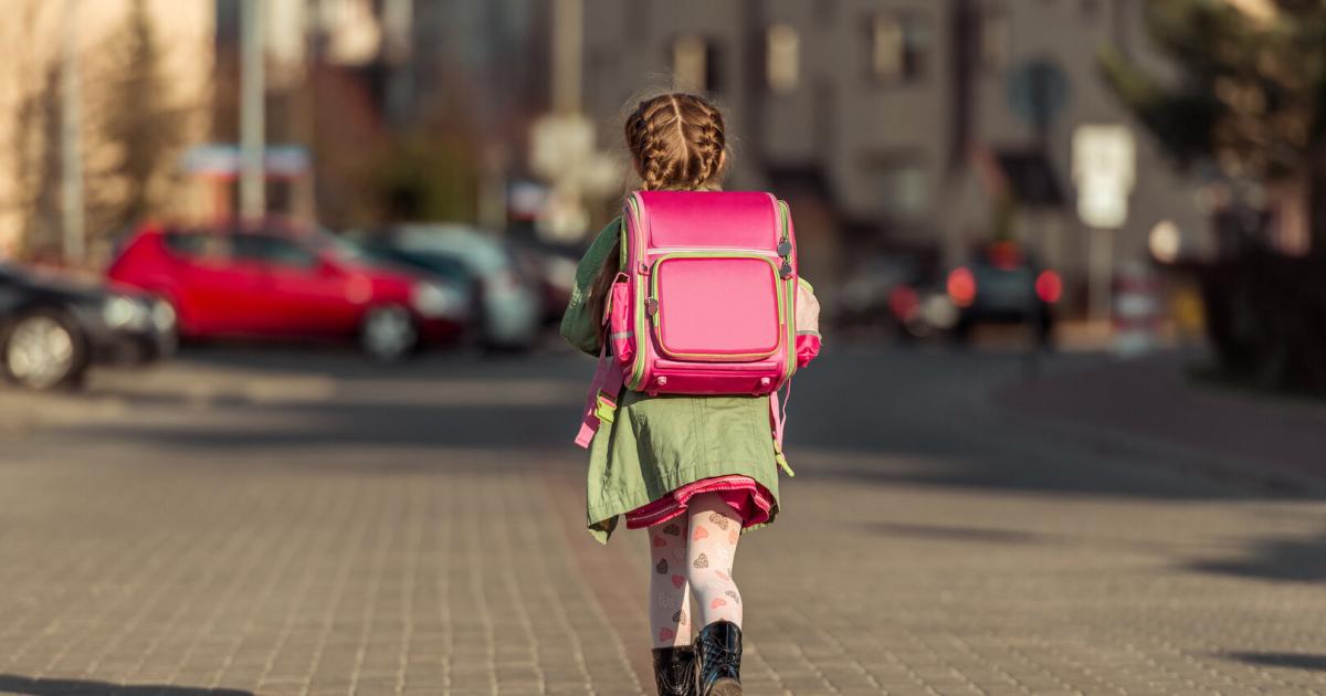 Favoriten-Autoeinbrecher-stiehlt-pinke-Schultasche