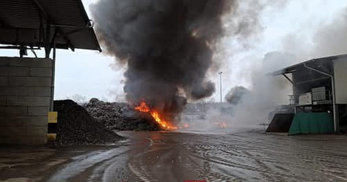 Gro-einsatz-der-Feuerwehren-bei-Brand-von-Recyclingmaterial-in-N-