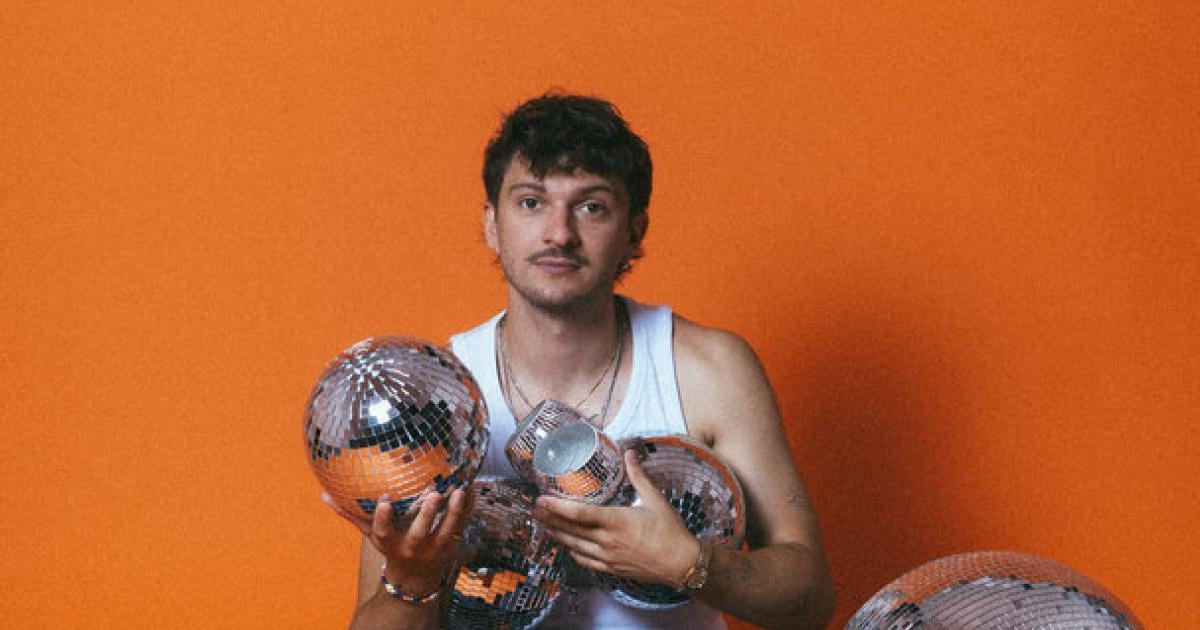 S-nger-Rian-ber-Deb-talbum-Humor-ist-die-beste-Waffe-