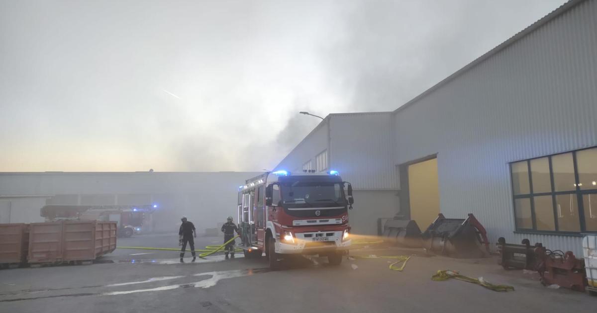Brand in Müllverarbeitungsanlage in Wiener Neustadt: Dichter Rauch erschwert Löscharbeiten — image 1