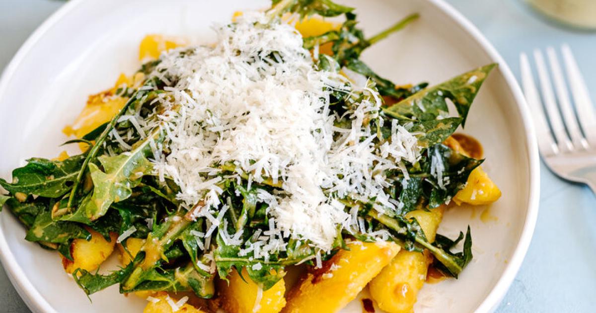 Wildkr-uter-K-che-L-wenzahnsalat-mit-Miso-und-Parmesan