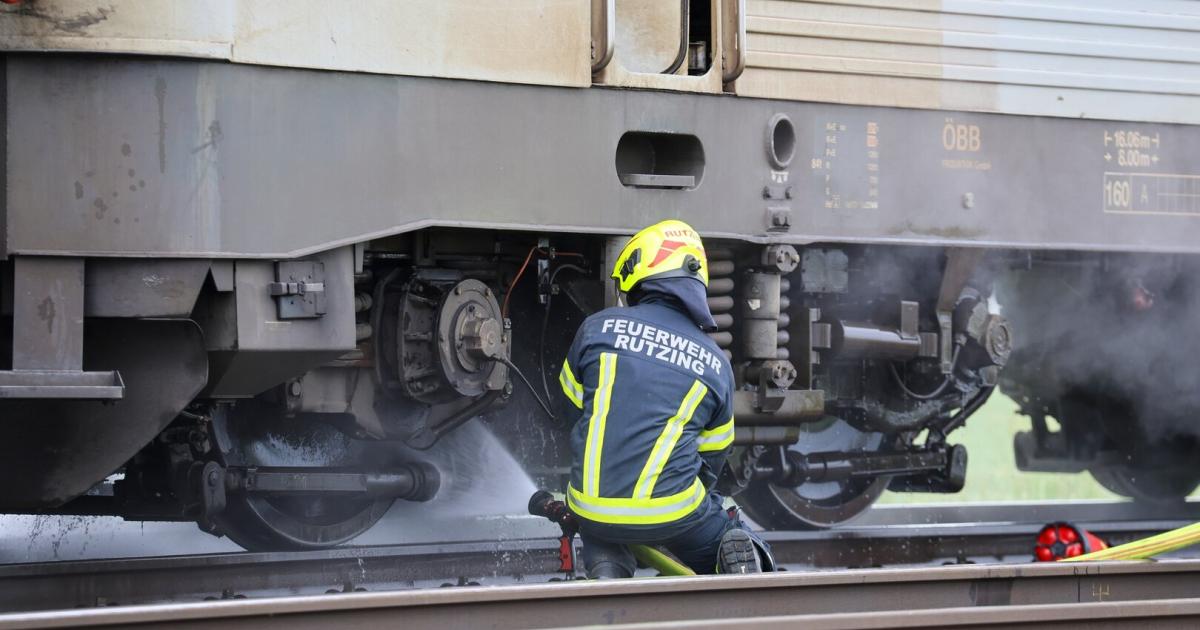 pl-tzlich-brand-in-einem-zug-150-fahrg-ste-betroffen