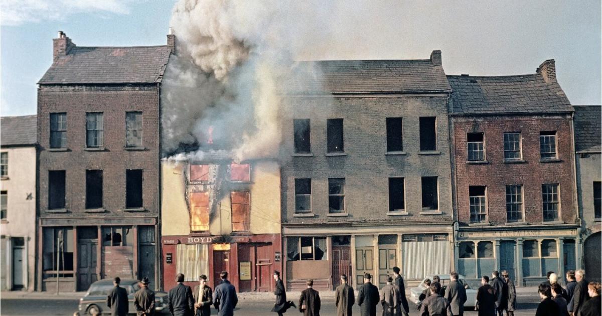 Menschen-die-auf-Geb-ude-starren-Schau-denkt-Architekturfotografie-anders