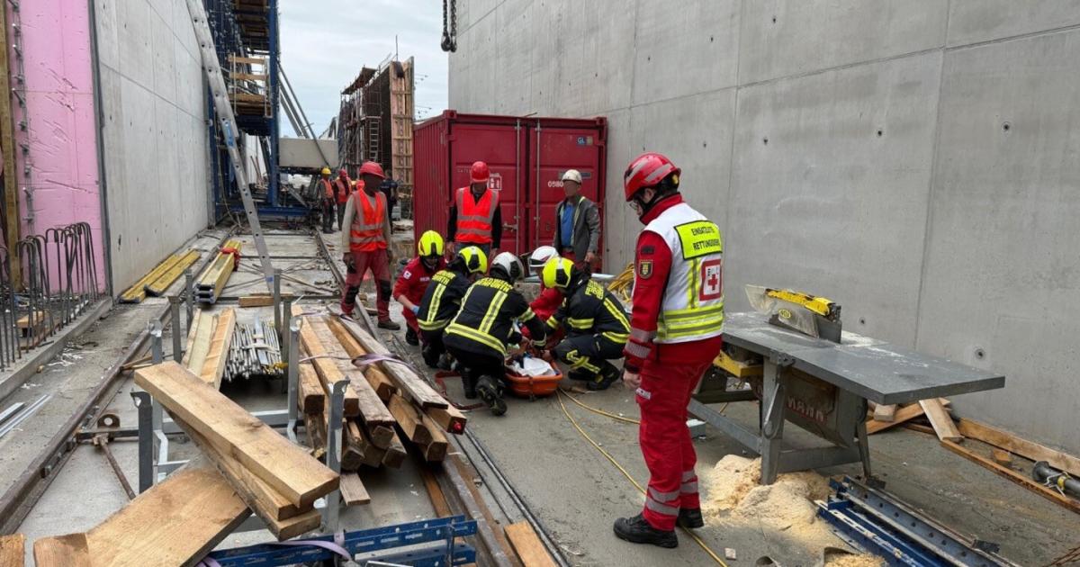 Unfall-auf-BB-Baustelle-Ebenfurth-Verletzter-mit-Kran-geborgen