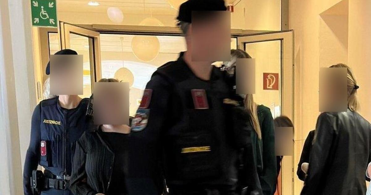 Tochter-stach-Mutter-nieder-und-sprang-vom-Balkon-Einweisung