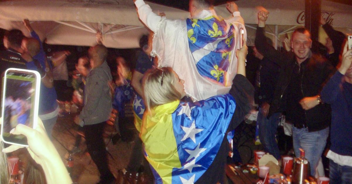 -evape-und-blau-gelbe-Fahnen-Wie-die-bosnische-Diaspora-ihre-Heimat-feiert