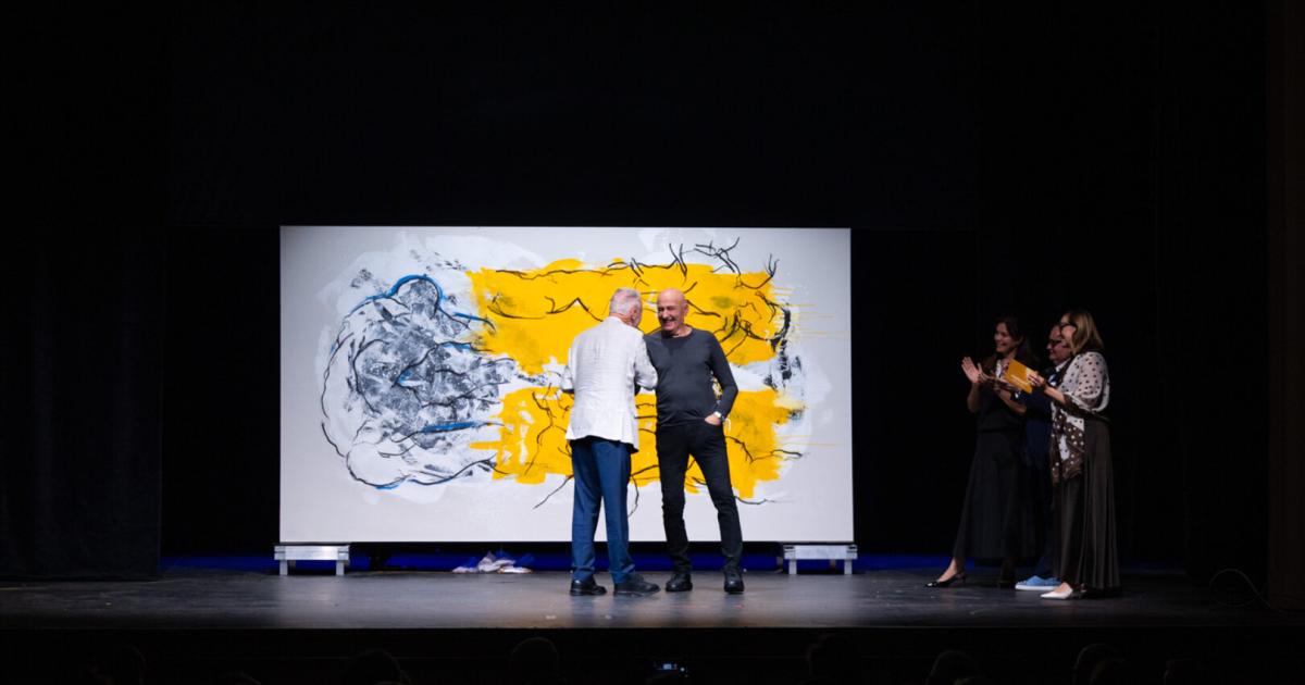 Kunst-im-Foyer-Stadttheater-wird-schon-beim-Eingang-zur-B-hne