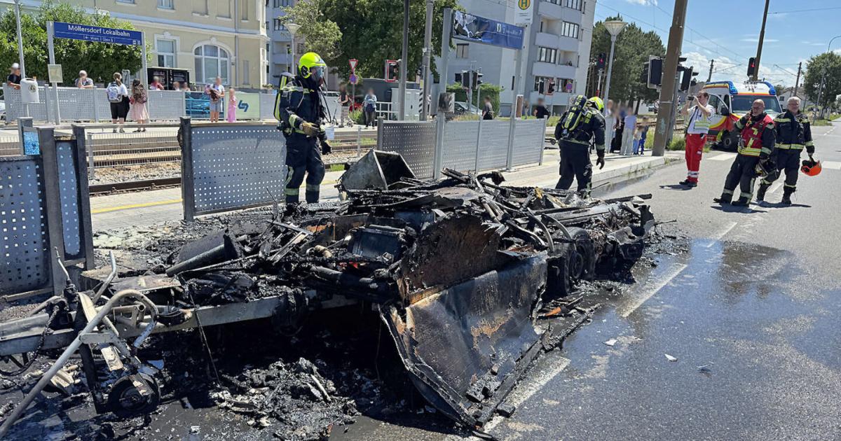 Wohnwagen-in-Flammen-Haltestelle-der-Badner-Bahn-betroffen