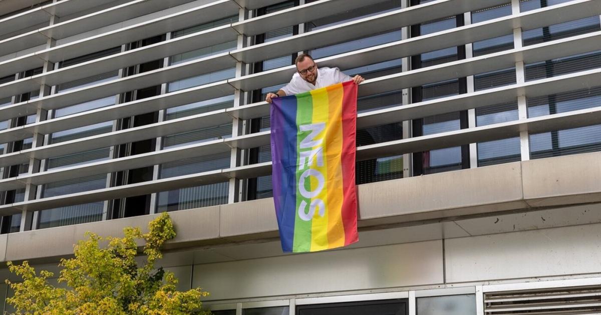 Nach-Landtags-Nein-in-N-Neos-hissen-selbst-die-Pride-Flagge