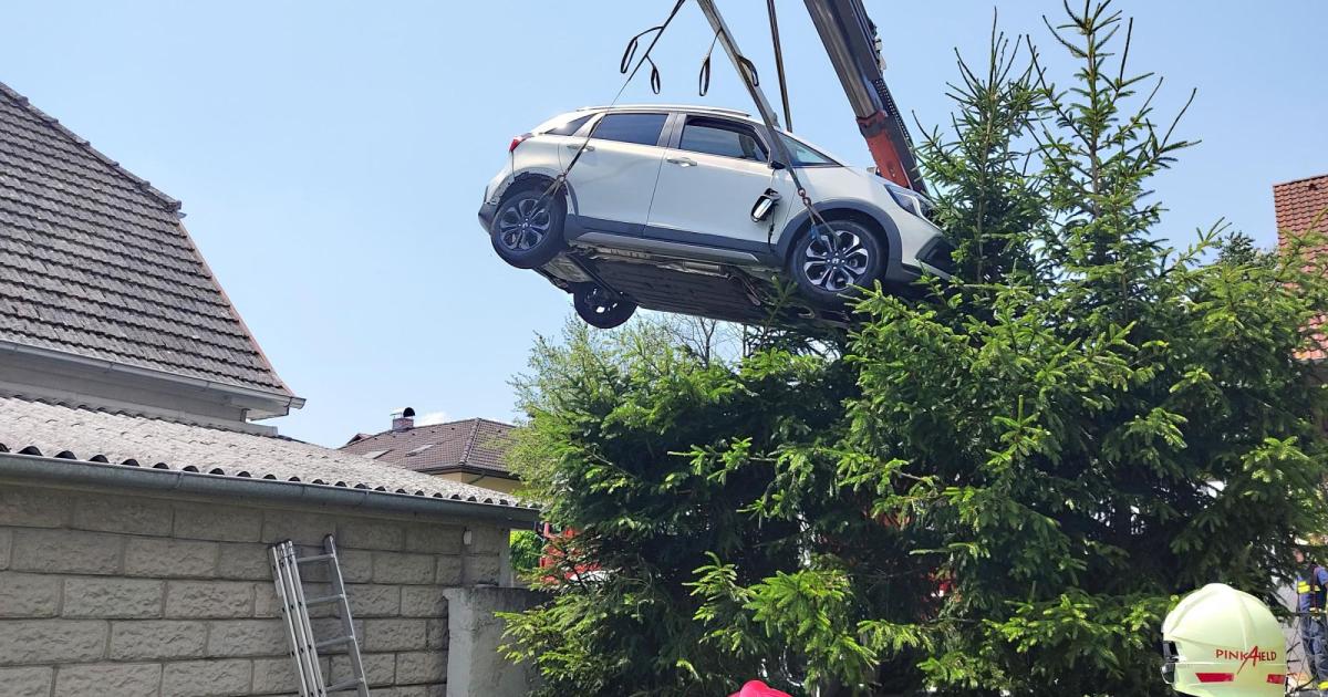Gas-und-Bremse-verwechselt-Neuwagen-landete-im-Garten
