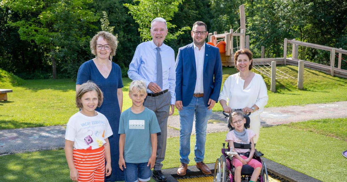 Spielplatz-f-r-Kinder-im-Rollstuhl-Waldschule-als-Vorbild-Modell