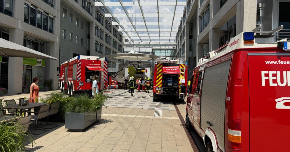 Brennendes-Auto-in-Tiefgarage-Feuerwehreinsatz-vor-dem-Landhaus