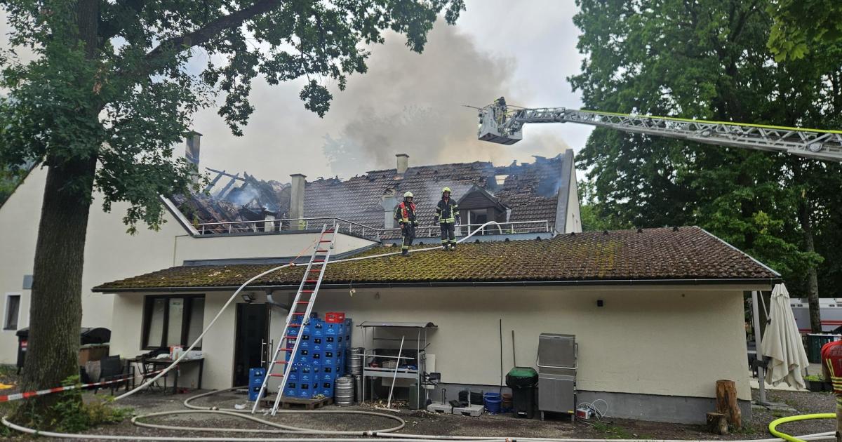 Brandeinsatz-am-Bisamberg-Gasthaus-stand-in-Flammen