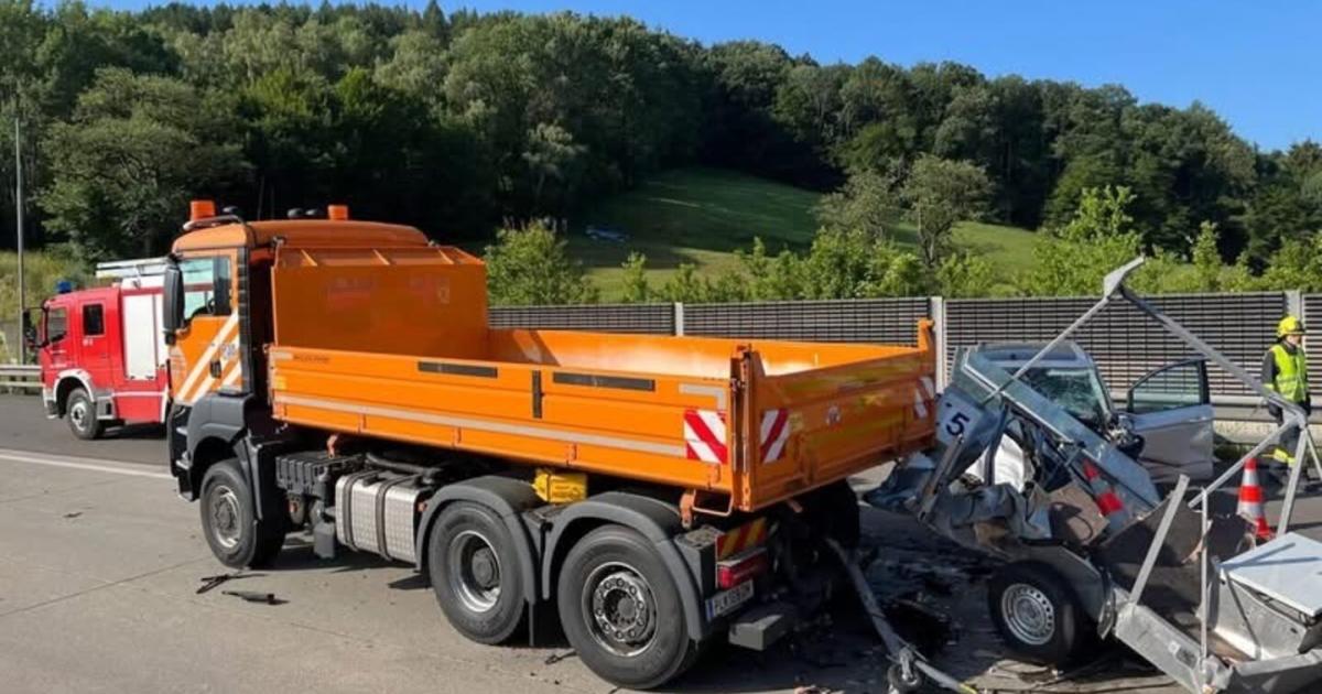 Auto-kracht-auf-A1-in-Asfinag-Anh-nger-Frau-schwer-verletzt