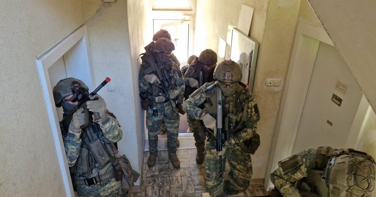 H-userkampf-am-Krautberg-Heer-trainiert-in-Stadtsiedlung