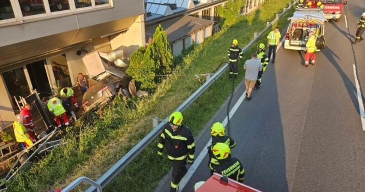 Auto-st-rzt-B-schung-hinab-und-kracht-in-Firmenmauer