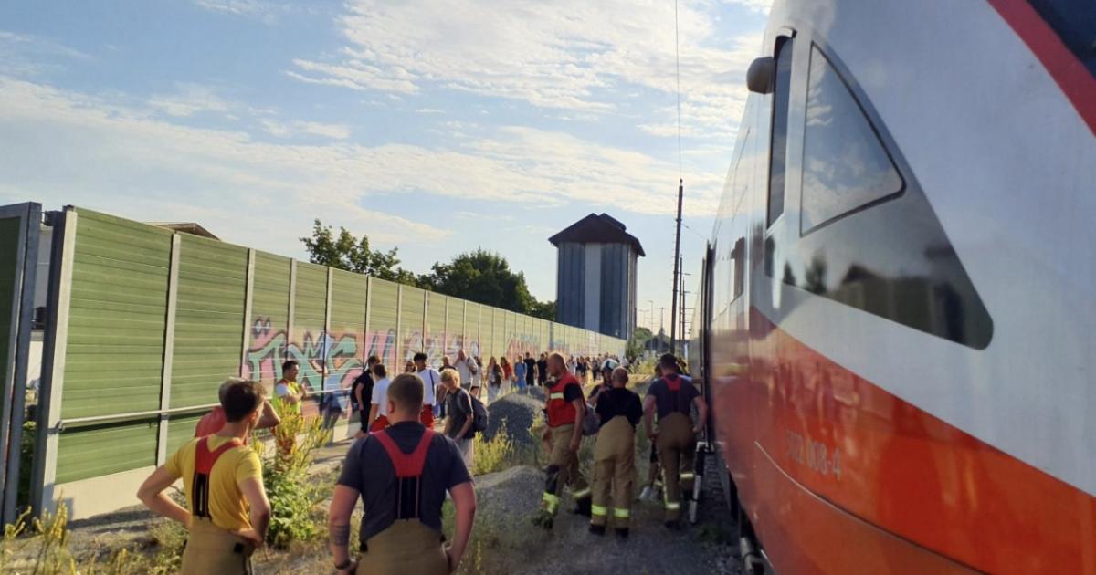 Defekt-legt-BB-Zug-lahm-200-Fahrg-ste-mussten-evakuiert-werden