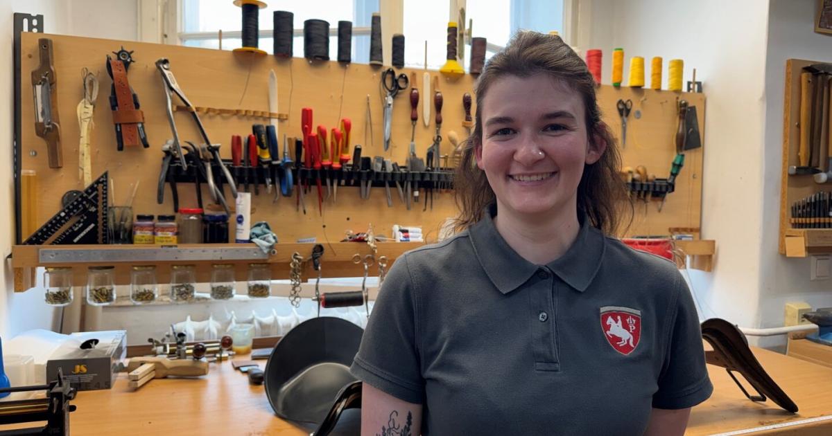 Die-Frau-die-den-Lipizzanern-den-Sattel-macht