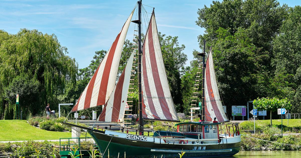 Hundertwasser-Schiff-Regentag-l-dt-zum-Besuch