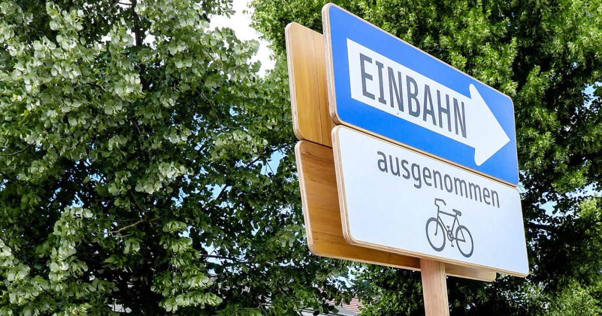 Statt-Aluminium-Mit-Holz-Schildern-werden-Verkehrs-Zeichen-gesetzt