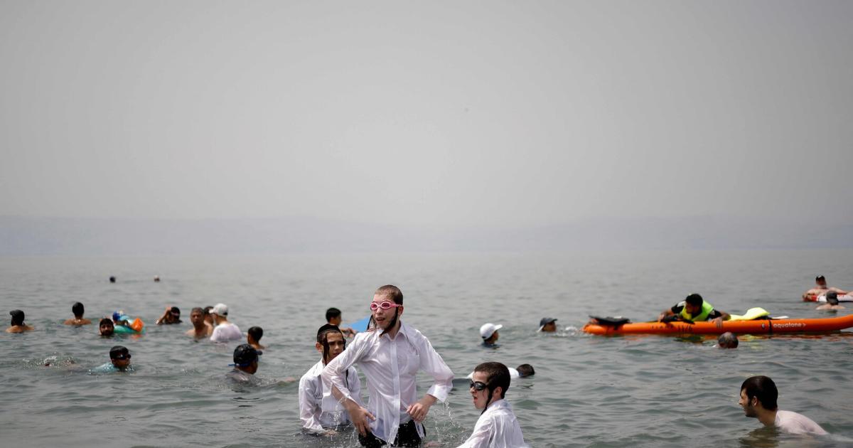 -Ort-der-Unreinheit-Rabbiner-gegen-Badestrand-am-See-Genezareth