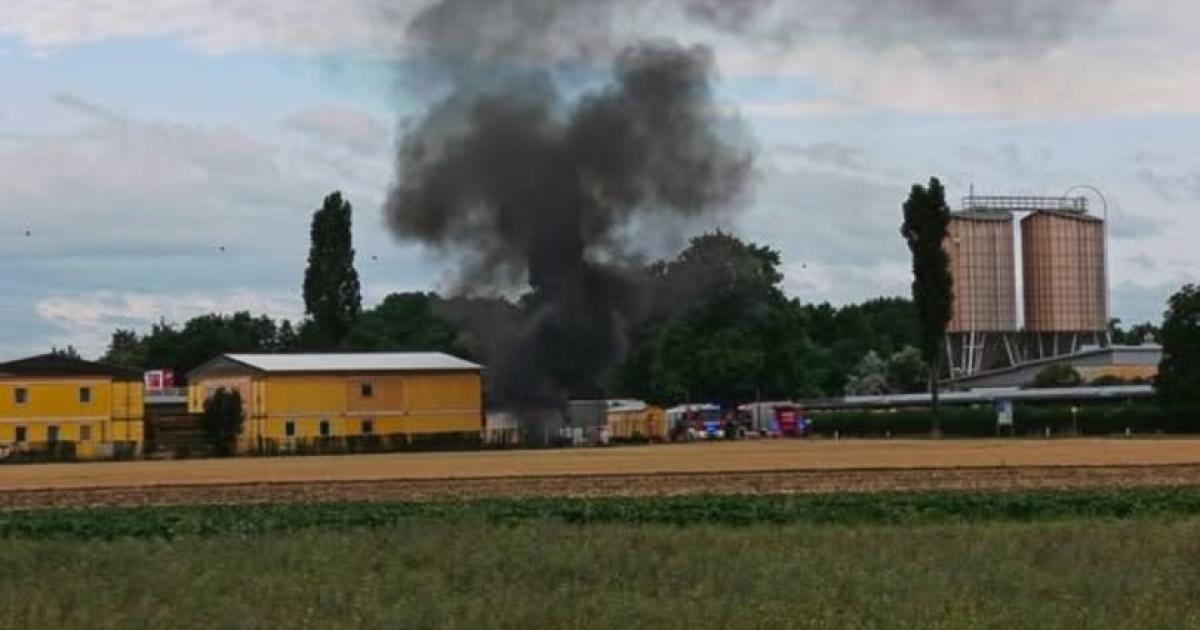 Rauchwolke-bei-Autobahnauffahrt-Feuerwehren-in-N-im-Einsatz