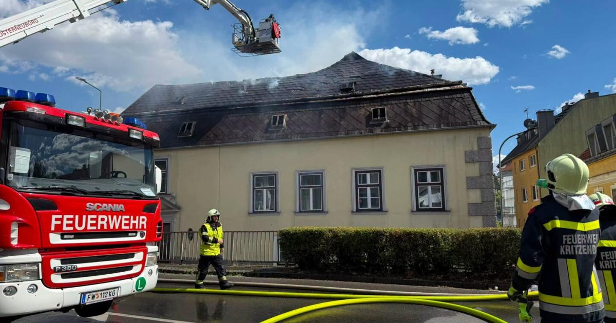 in-klosterneuburg-brannte-ein-dachstuhl-100-helfer-im-einsatz