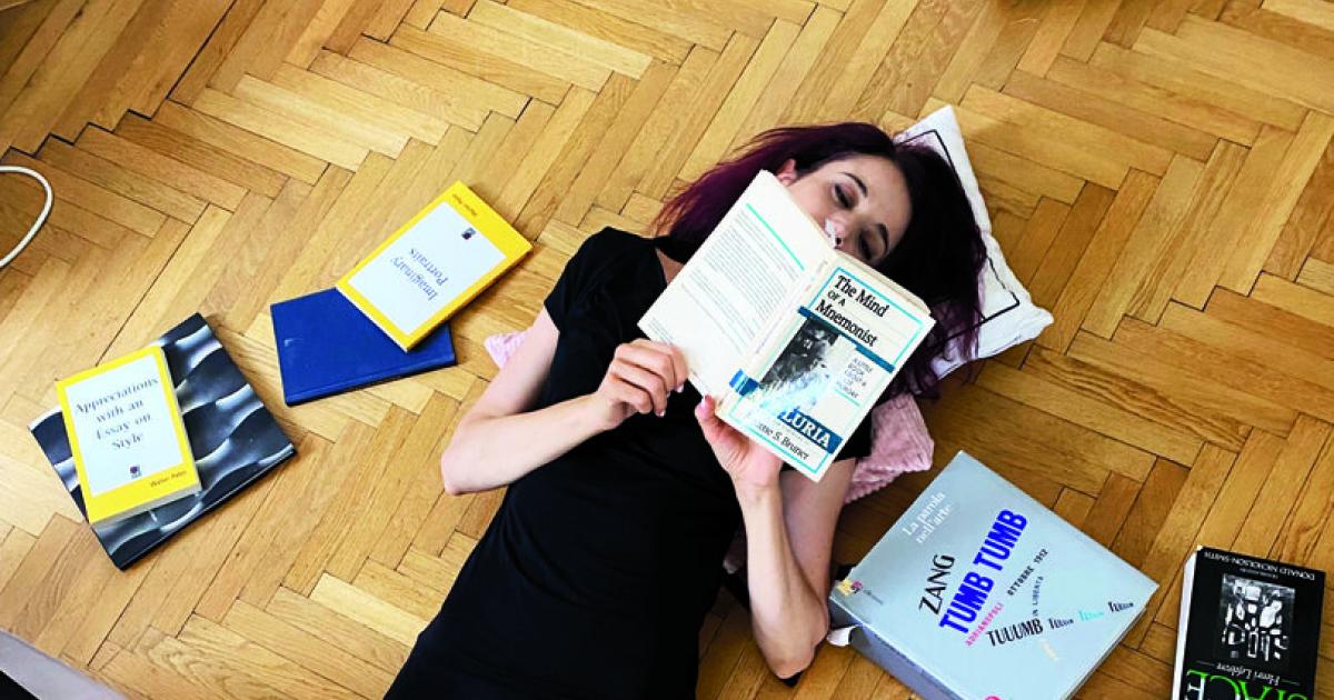 Meine-Bibliothek-Was-bei-K-nstlerin-Esther-Stocker-im-B-cherregal-steht